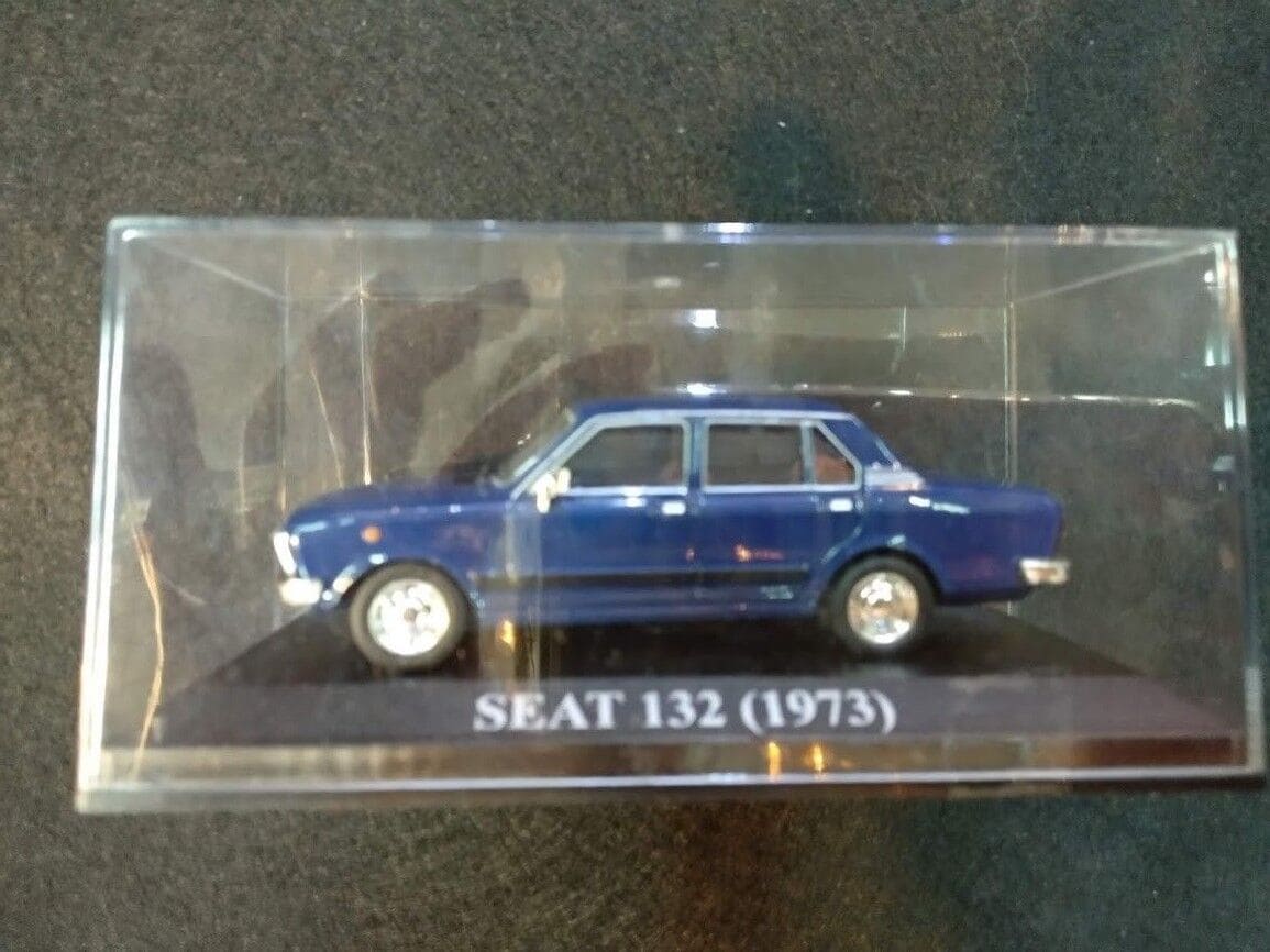 Seat 132 (1973) color azul nuevo y con caja escala 1/43.