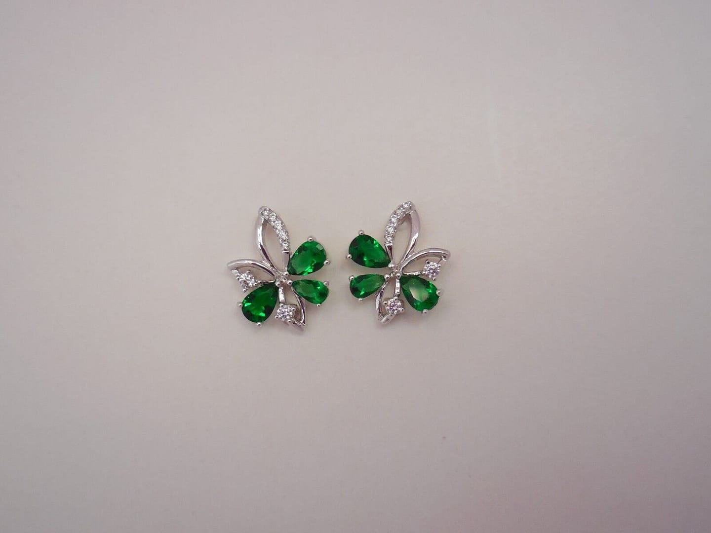 Pendientes de bisuteria  plateados  con piedras verdes y blancas