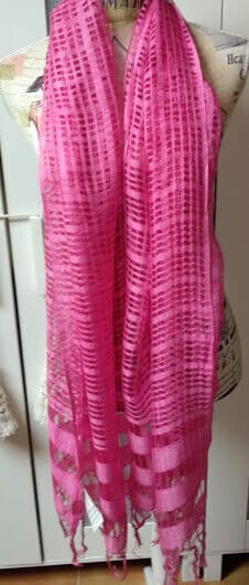 Fular viscosa en bonito color rosa  con flecos(134)