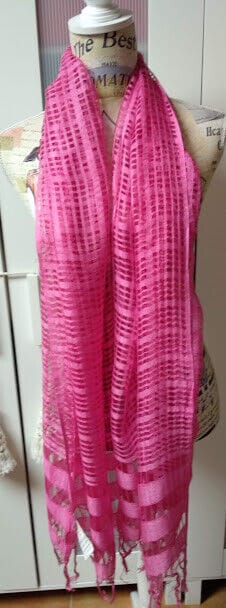 Fular viscosa en bonito color rosa  con flecos(134)