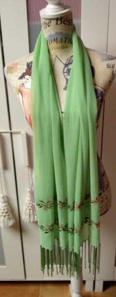 Fular liso color verde con bordado en los extremos (134)