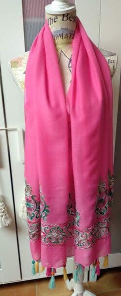 Fular color rosa con con bordado en los extremos  y flecos con abaloarios(134)