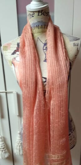 Fular viscosa en bonito color salmon  con flecos(134)