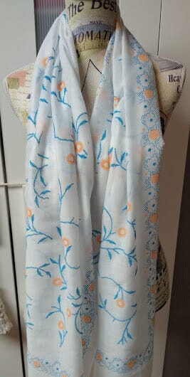 Fular color blanco 100% algodon con estampados en color azul y naranjas(134)