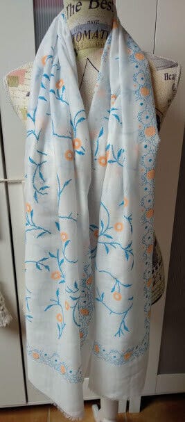 Fular color blanco 100% algodon con estampados en color azul y naranjas(134)