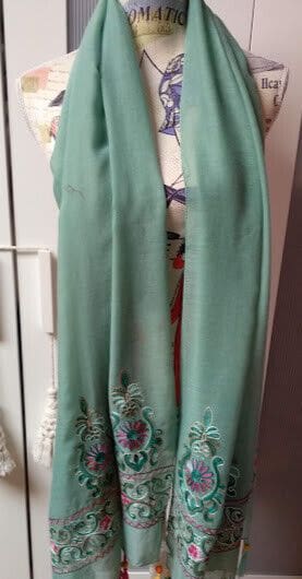 Fular color verde con con bordado en los extremos  y flecos con abalorios(134)