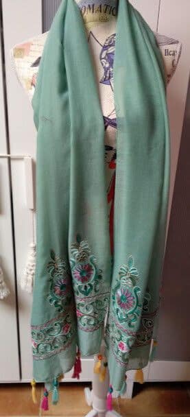 Fular color verde con con bordado en los extremos  y flecos con abalorios(134)