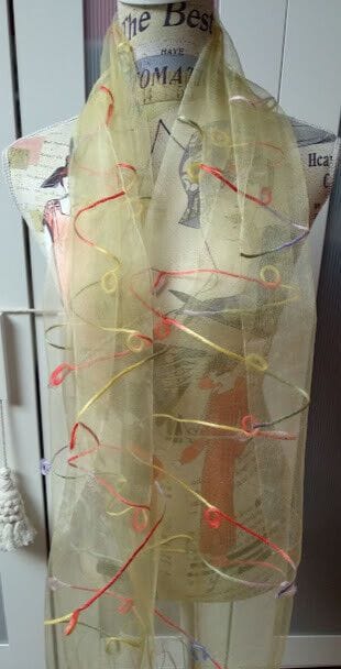 Fular 35% seda y 65% lino muy original fondo color amarillo (134)