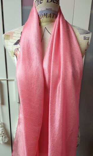 Fular 30% seda y 70% viscosa en bonito color coral (134)