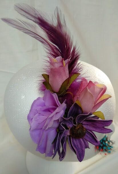 Tocado broche mujer flores tela y plumas en tonos morados Nuevo - Imagen 3