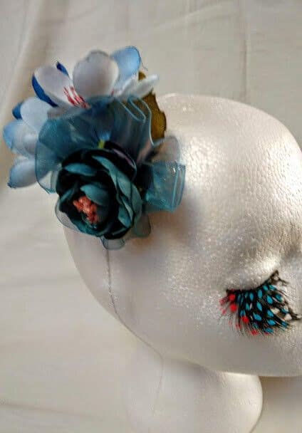 Tocado broche  mujer combinado flores tela tonos azules.