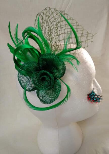 Tocado broche para ceremonia mujer combinado rafia y plumas color verde
