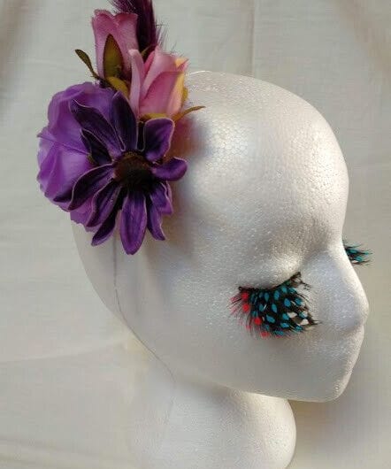 Tocado broche mujer flores tela y plumas en tonos morados Nuevo