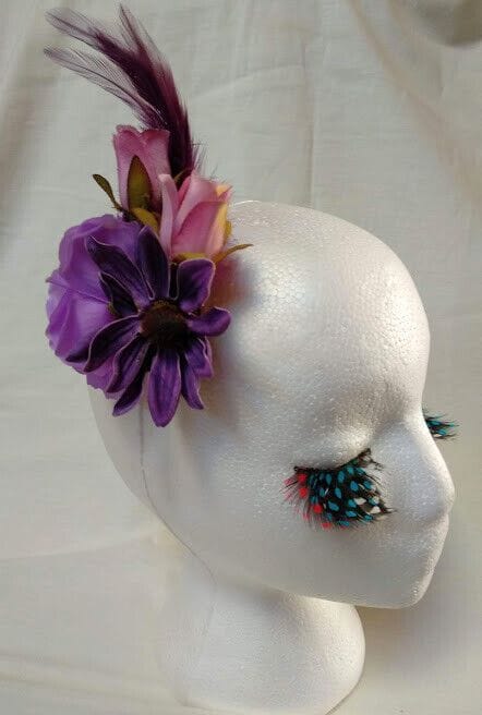 Tocado broche mujer flores tela y plumas en tonos morados Nuevo