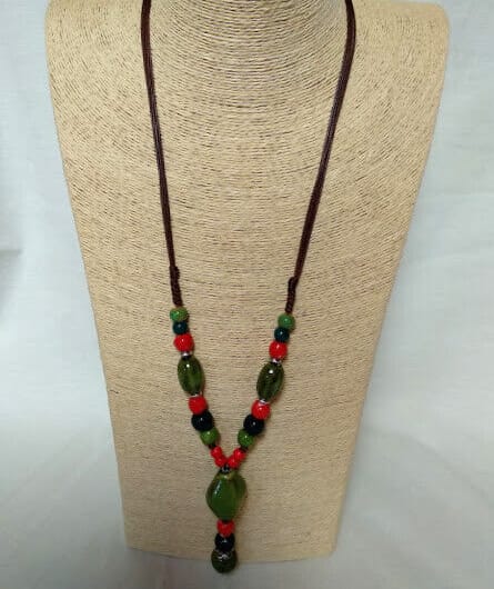 Collar étnico mujer combinando cuentas de ceramica tonos verdes y coral Nuevo