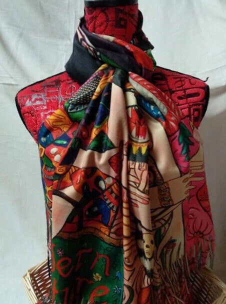 Pasmina Cashmere estampado trio chicasNuevo con etiquetas (105) - Imagen 3