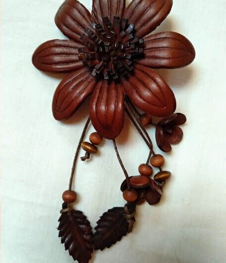 Broche cuero con forma de flor.Nuevo