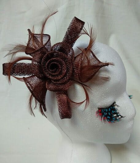 Tocado broche para ceremonia mujer combinado rafia y plumas color marrón