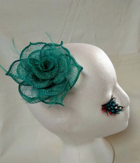 Tocado broche para ceremonia mujer combinado rafia y plumas color verde turquesa