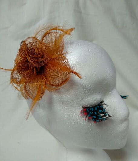Tocado broche para ceremonia mujer combinado rafia y plumas toffee