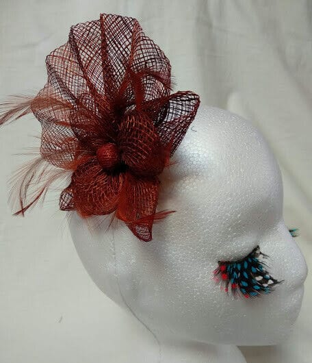 Tocado broche para ceremonia mujer combinado rafia y plumas color marrón