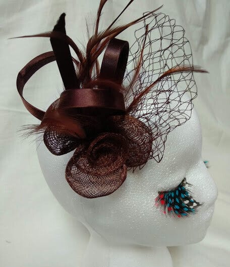 Tocado broche para ceremonia mujer combinado rafia y plumas color marron