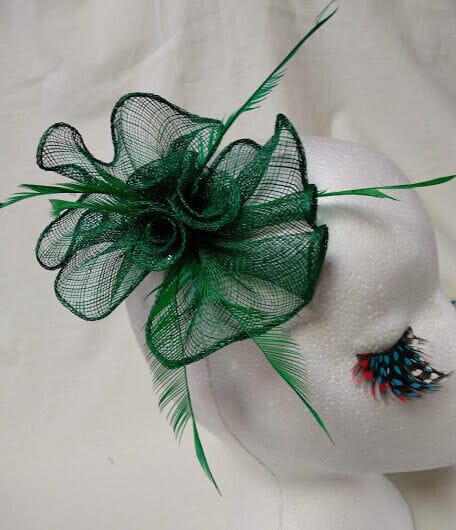 Tocado broche para ceremonia mujer combinado rafia y plumas color verde