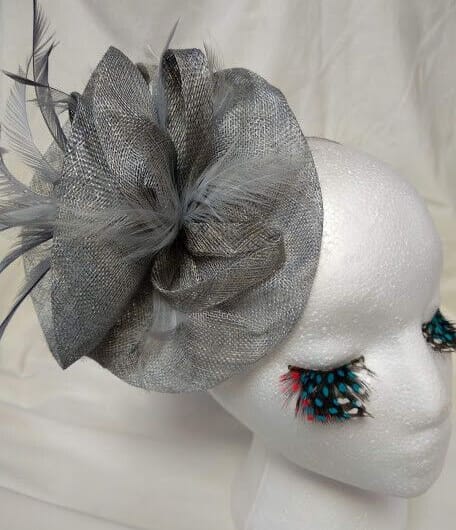 Tocado diadema para ceremonia mujer combinado rafia y plumas color  gris