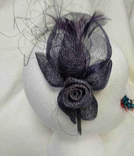 Tocado diadema para ceremonia mujer combinado rafia y plumas color lila