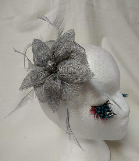 Tocado broche para ceremonia mujer combinado rafia y plumas color gris