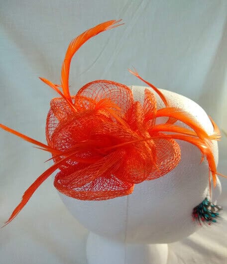 Tocado broche para ceremonia mujer combinado rafia y plumas color naranja