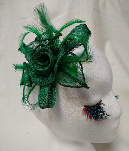 Tocado broche para ceremonia mujer combinado rafia y plumas color verde
