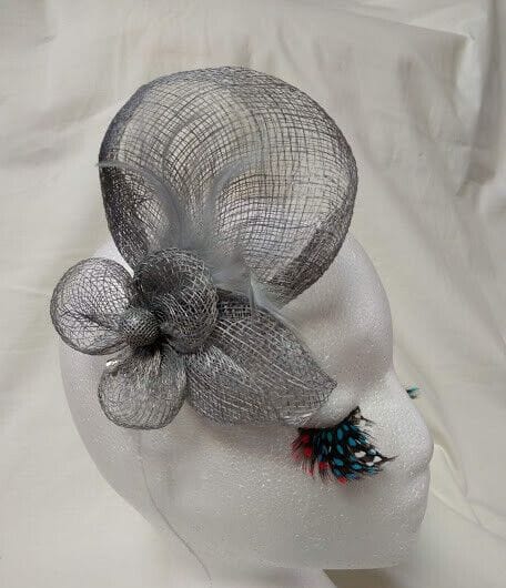 Tocado broche para ceremonia mujer combinado rafia y plumas gris perla