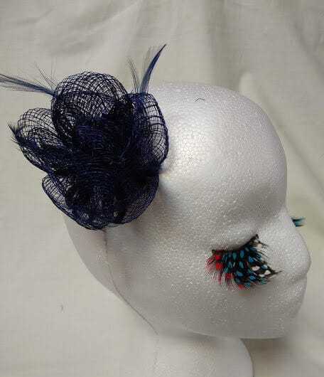 Tocado broche para ceremonia mujer combinado rafia y plumas azul marino