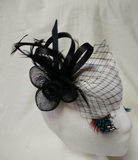 Tocado broche para ceremonia mujer combinado rafia y plumas color negro