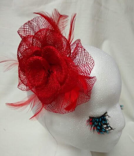 Tocado broche para ceremonia mujer combinado rafia y plumas rojo
