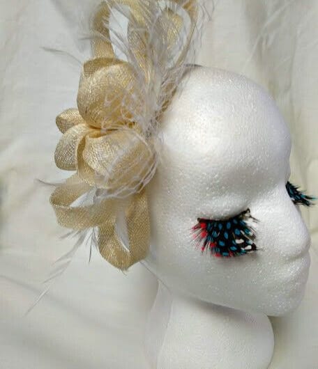 Tocado diadema ceremonia mujer combinado rafia, redecilla y plumas color paja