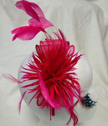 Tocado diadema para ceremonia mujer combinado rafia y plumas color fucsia