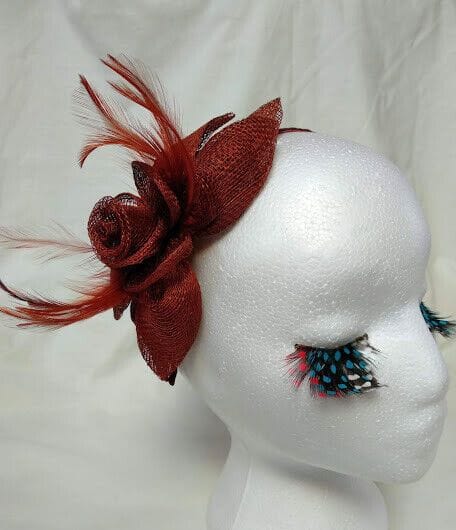 Tocado diadema para ceremonia mujer combinado rafia y plumas color marrón teja