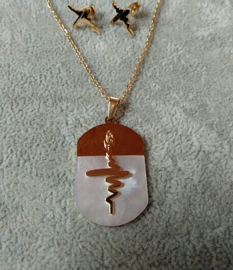 Collar gargantilla y pendientes  acero con baño dorado y colgante  Nuevos (106)
