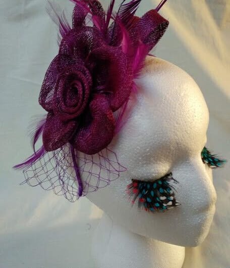 Tocado diadema para ceremonia mujer combinado rafia y plumas color morado
