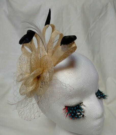 Tocado broche ceremonia mujer combinado rafia,redecilla y plumas color paja