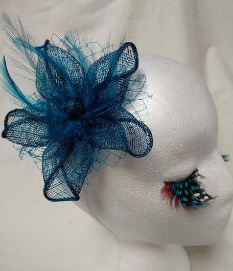 Tocado broche para ceremonia mujer combinado rafia y plumas color azulón