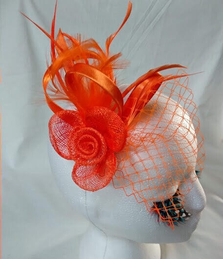 Tocado broche para ceremonia mujer combinado rafia y plumas color naranja