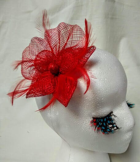 Tocado broche para ceremonia mujer combinado rafia y plumas color rojo