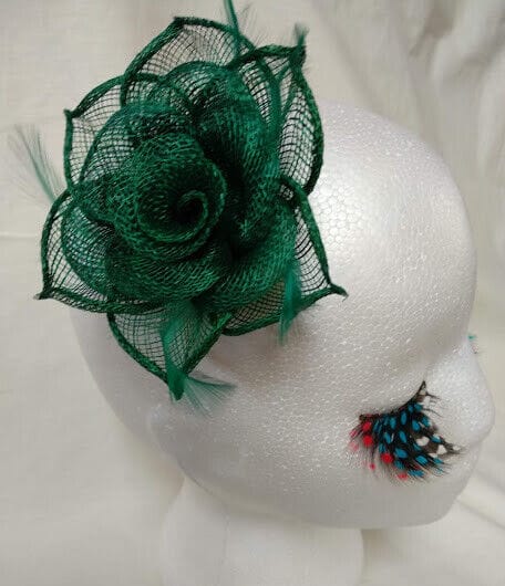 Tocado broche para ceremonia mujer combinado rafia y plumas color verde