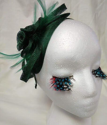 Tocado diadema para ceremonia mujer combinado rafia y plumas color verde