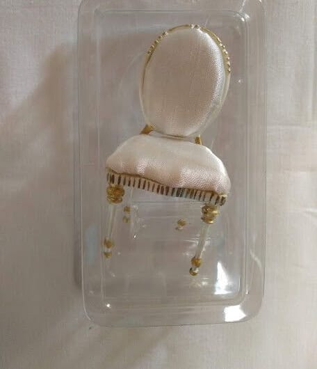 Casas de muñecas Silla clásica con tapiceria  blanca  Nuevo y precintado (96)