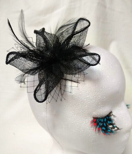 Tocado broche para ceremonia mujer combinado rafia y plumas negro