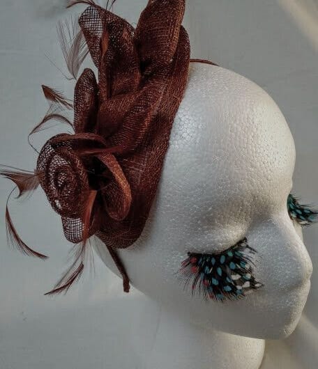 Tocado diadema para ceremonia mujer combinado rafia y plumas color marrón